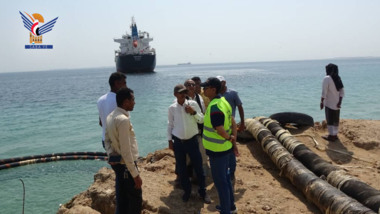 Abschluss der Entladung des ersten Gastankers im Hafen Ras Issa in Hodeidah