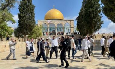 Dutzende Siedler dringen mit dem Schutz der feindlichen israelischen Armee in den Al-Aqsa ein