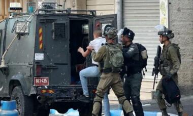 العدو الصهيوني يعتقل عددًا من الفلسطينيين بالضفة والقدس