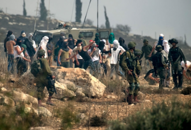 اندلاع مواجهات بين الفلسطينيين والمستوطنين في بلدة بيتا جنوب نابلس