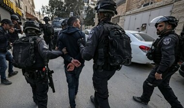 قوات العدو الصهيوني تعتقل ثلاثة شبان فلسطينيين في نابلس