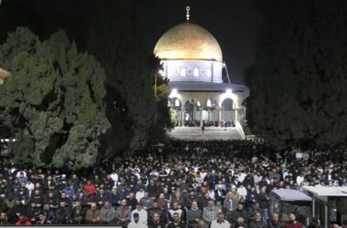 55 mille fidèles accomplissent les prières du soir et de Tarawih à la mosquée Al-Aqsa
