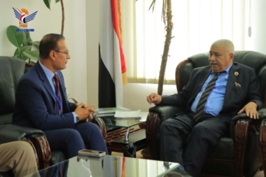Discussing locust control activities in Yemen
