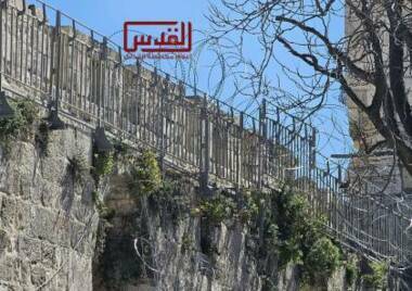 L'ennemi sioniste place des barbelés sur la clôture adjacente à la mosquée Al-Aqsa
