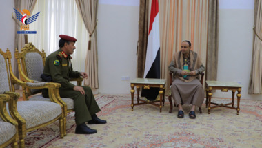Präsident Al-Mashat trifft dem Verteidigungsminister und lobt den Erfolg der Streitkräfte bei der Vereitelung der Aggressionspläne