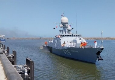 Un destructor ruso anclado en el puerto de Anzali, en el norte de Irán.