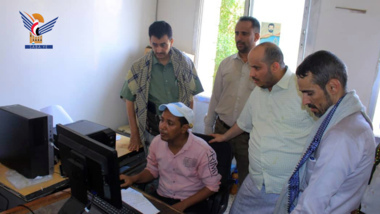 Industrieminister führt das elektronische Fenster im Büro in Hodeidah ein