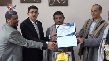 وزير التربية يكرم القائم بأعمال مسؤول القطاع التربوي بصعدة السابق