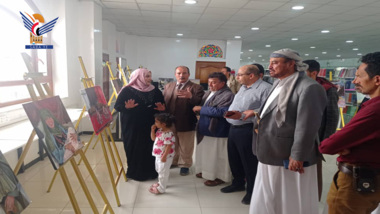 أمين العاصمة يزور معرض التشكيلية القوسي ويشيد بمحتواه في تجسيد صمود اليمنيين