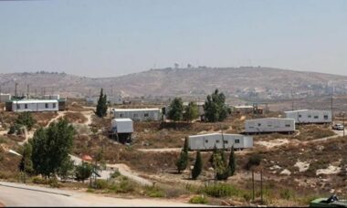 مستوطنون يواصلون العمل على إقامة بؤرة استيطانية في المغير شرق رام الله
