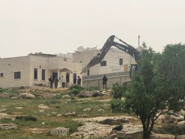 El enemigo israelí derriba dos casas en la ciudad de As-Samu, al sur de Hebrón