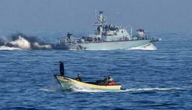Zionist navy attacks Palestinian fishermen in northern Gaza Strip