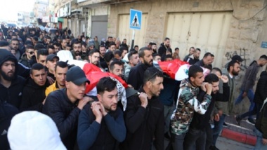 Miles de palestinos lloran a 13 mártires en el campo de Nour Shams, al este de Tulkarm