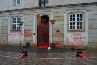 Manifestantes pro palestinos rocían con pintura roja el edificio del Ministerio de Asuntos Exteriores de Dinamarca