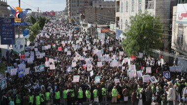 Al-Bayda... Großer Volksmarsch in der Stadt Radaa, der die Verbrechen des zionistischen Feindes anprangert