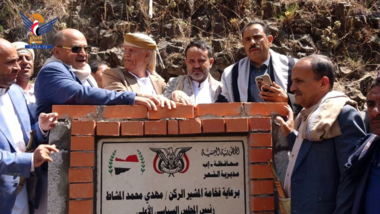 Grundsteinlegung für eine Wasserbarriere und Eröffnung des Straßenprojekts im Distrikt  Al-Shaar in Ibb
