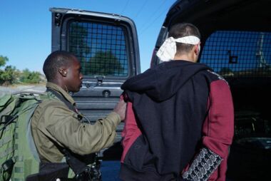 Zionist enemy arrests 35 Palestinians from West Bank