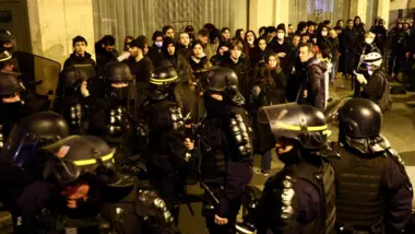 Des dizaines de manifestants arrêtés en France après que le gouvernement a survécu à un vote de défiance