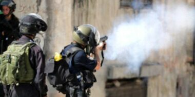 Dos palestinos resultaron heridos durante el asalto de las fuerzas enemigas sionistas al oeste de Ramallah.