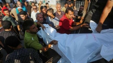انتشال شهيد فلسطيني جراء اصابته برصاص العدو الصهيوني شرق مدينة غزة