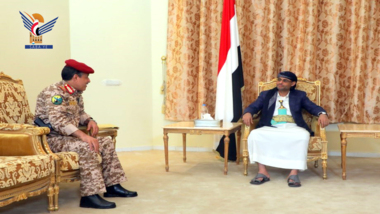 Präsident Al-Mashat bespricht mit dem Verteidigungsminister die Entwicklung des Waffenstillstands