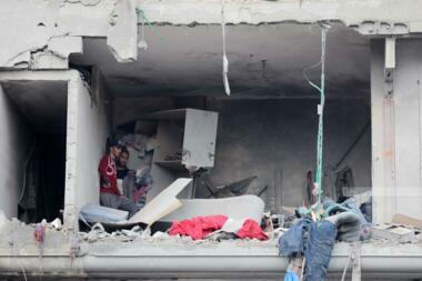 Palästinensische Märtyrer und Verwundete bei einem zionistischen Bombenanschlag auf ein Haus in Rafah, südlich von Gaza