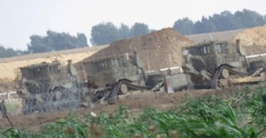 Zionistischer Feind schießt auf landwirtschaftliche Flächen östlich von Khan Yunis in Gaza