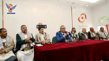 Dr. Bin Habtoor meets with technical administrative staff, players of youth football team