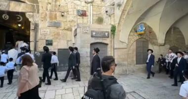 Siedler führen talmudische Rituale in der Altstadt der besetzten Al-Quds durch