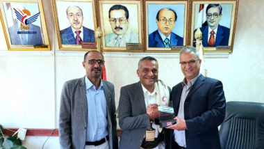 Ibb University rector honored by Yemeni Red Crescent Society