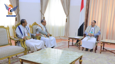 Präsident Al-Mashat trifft sich mit dem Direktor des Präsidiumsbüros und dem Dienstminister