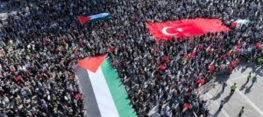 طلبة17 جامعة تركية ينظمون مسيرات تأييد لاحتجاجات الجامعات المنددة بالعدوان على غزة