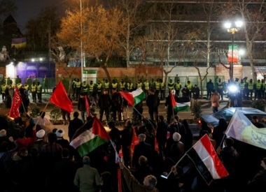 Un rassemblement populaire et universitaire devant l'ambassade britannique à Téhéran dénonce l'agression contre le Yémen