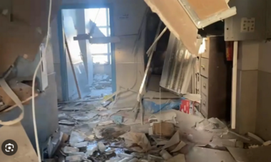 Verletzungen durch Explosion eines zionistischen Roboters in der Nähe des Al-Awda-Krankenhauses in Gaza