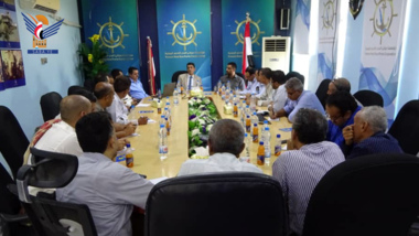 Una reunión en el puerto de Hodeidah discute los esfuerzos para desarrollar servicios a través del proyecto de ventanilla única