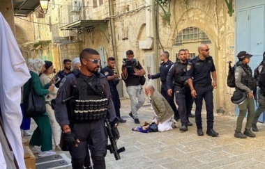 Zionist enemy forces brutally attack men, women stationed at al-Aqsa