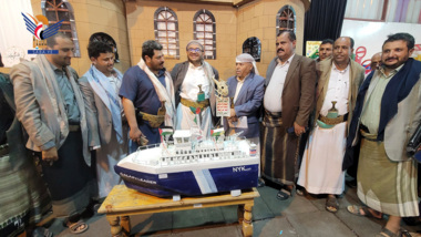 Al-Massawi examine le contenu de l'exposition des beaux-arts et des arts créatifs à Taiz