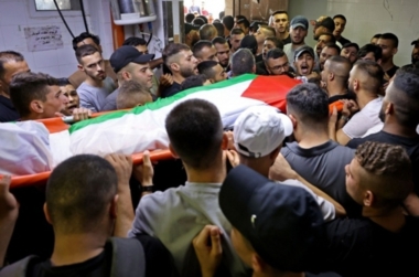 Un funeral solemne para la mártir palestina Nada, y las unidades de opresión sionistas asaltan la Sección (24) en el Negev