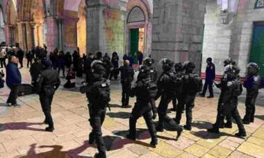 شرطة العدو الإسرائيلي تقتحم وتدنس المسجد الأقصى وتعتقل أربعة من حراسه