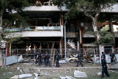 Hundreds of settlers flee on sea to Cyprus