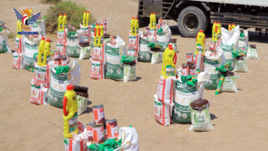 توزيع سلال غذائية لأسر نازحة في بيت الفقيه ومدينة الحديدة