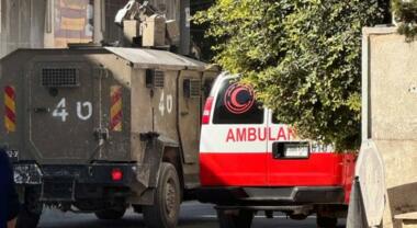 Enemy injures young Palestinian in Hebron  