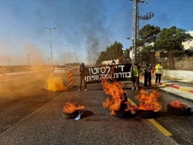 Zionist settlers set fire to Tel Aviv, demand Netanyahu's gov't overthrow