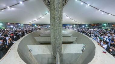 Mina recibe a los peregrinos de la Sagrada Casa de Dios allah para lanzar gamrat Al-Aqaba