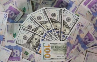 El dólar subió a su nivel más alto en cuatro semanas