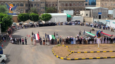 Stand by employees of General Authority for Roads denouncing Zionist enemy’s targeting of civilian facilities in Hodeida
