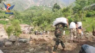 Development Knights in Mahweet.. A human chain helping people affected by floods