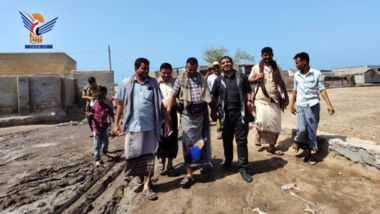 Inspección de viviendas dañadas por el aumento del nivel del mar en la ciudad de Al-Khoba, Hodeidah
