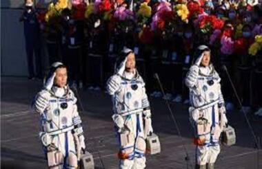 ثلاثة رواد فضاء صينيون يعودون إلى الأرض بعد مهمة استمرت 183 يوماً