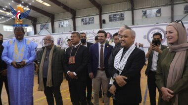ضيوف اليمن المشاركون بمؤتمر فلسطين يزورون معرض الشهيد الصماد لكسوة الفقراء 